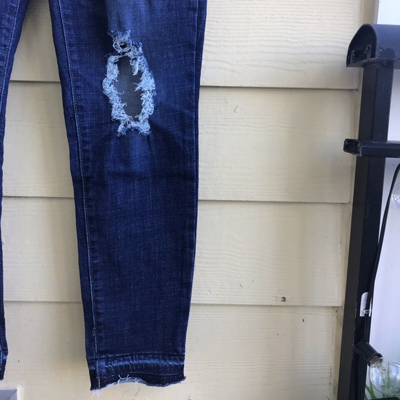 LIKE NEW Levi’s 711 Skinny Ripped Jeans - Picture 2 of 8